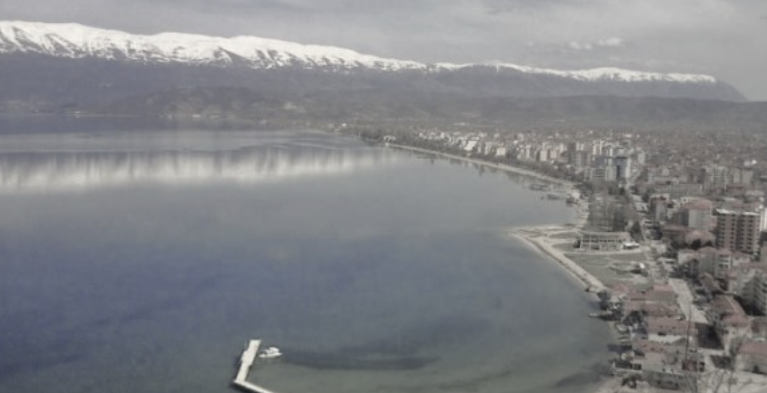 U shpëtua nga qytetarët ndërsa tentoi të mbytej në liqen, zbulohet arsyeja se përse 40-vjeçarja donte t’i jepte fund jetës