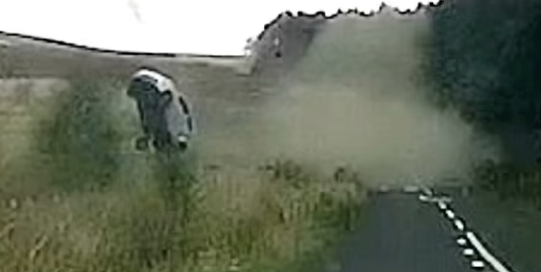 Aksident i frikshëm/ “Fluturon” makina, rrotullohet 5 herë, shoferi shpëton mrekullisht (VIDEO)