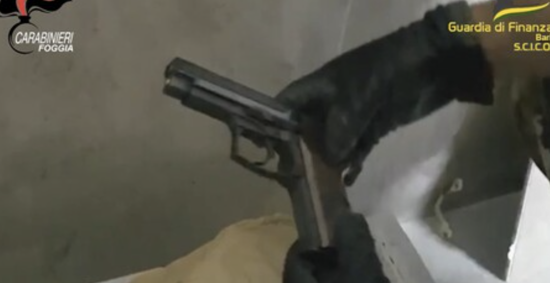 Drogë dhe zhvatje, 23 të arrestuar në Itali, mes tyre shqiptarë, prangoset edhe karabinierja