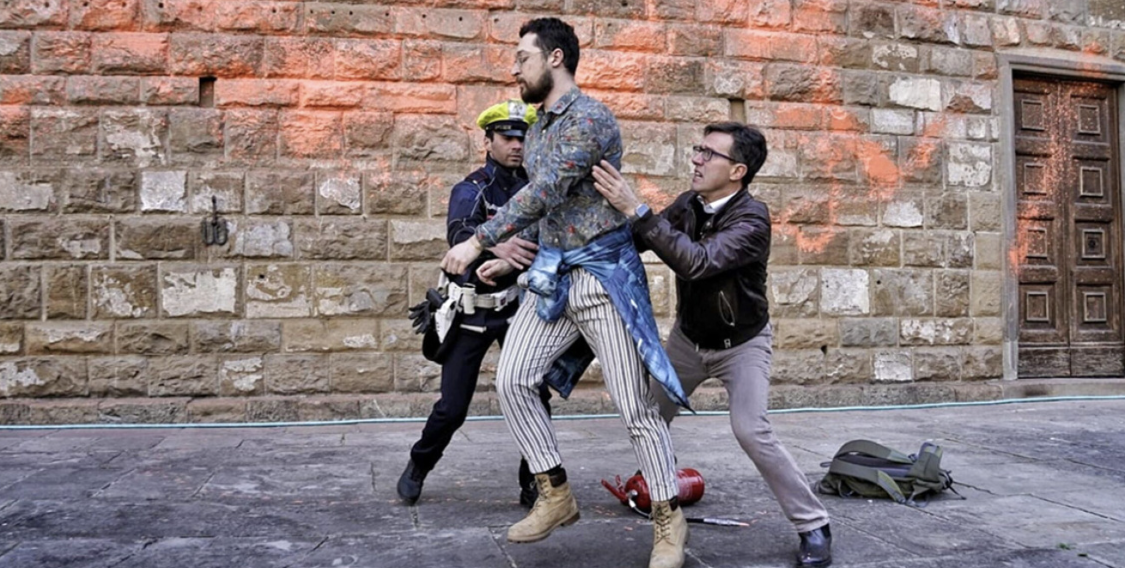 “Çfarë dreqin po bën”, kryebashkiaku italian ndalon aktivistin që po hidhte bojë në muret e bashkisë: Barbarë të paqytetëruar
