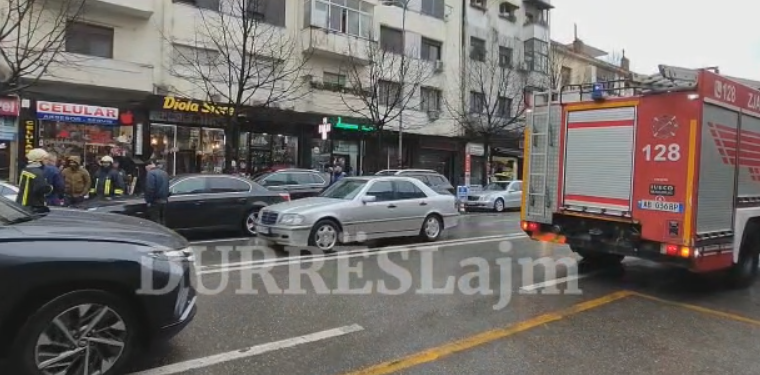 Ndodh në Durrës/ Shoferi njofton zjarrfikësit se po i merr flakë makina, i ishte çarë tubi i ujit (VIDEO)