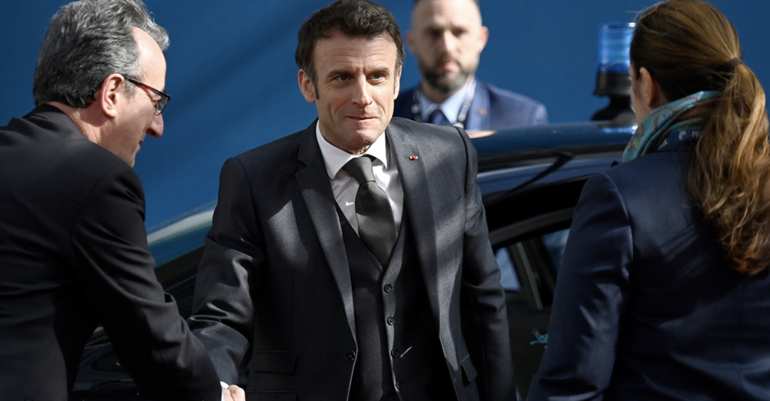 Macron shkon në samitin evropian 3 orë me vonesë, shmang gazetarët