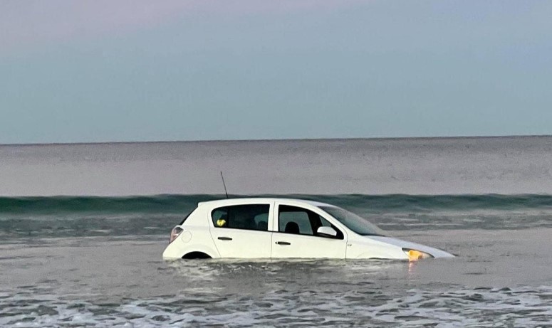 Çfarë duhet të bëni për të shpëtuar nëse rrezikoni të fundoseni në ujë me automjetin tuaj