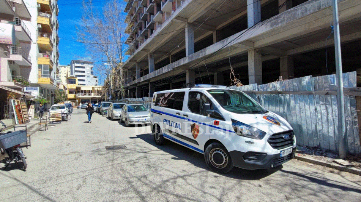 Durrës/ Thyhet xhami i makinës së Ardit Kërtushës, dyshohet për vjedhje (FOTO)