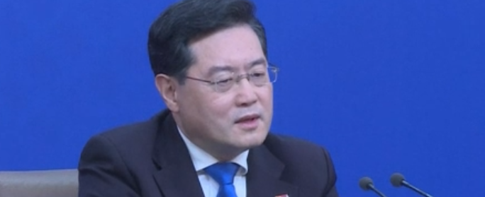 Ministri i ri i Jashtëm i Kinës paralajmëron konflikte me SHBA, mbron lidhjet me Rusinë