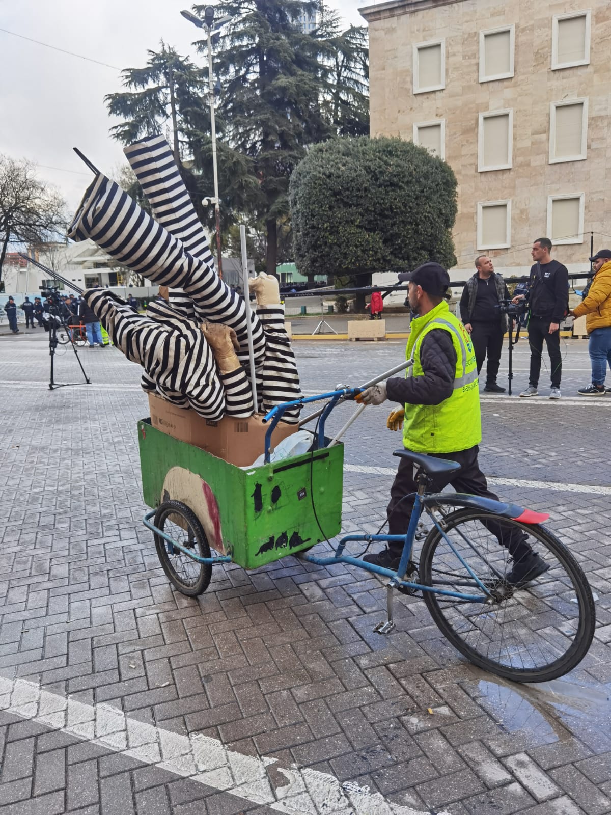 FOTOT/ Pas përfundimit të protestës, manekinët e Ramës dhe McGonigal përfundojnë në kosh