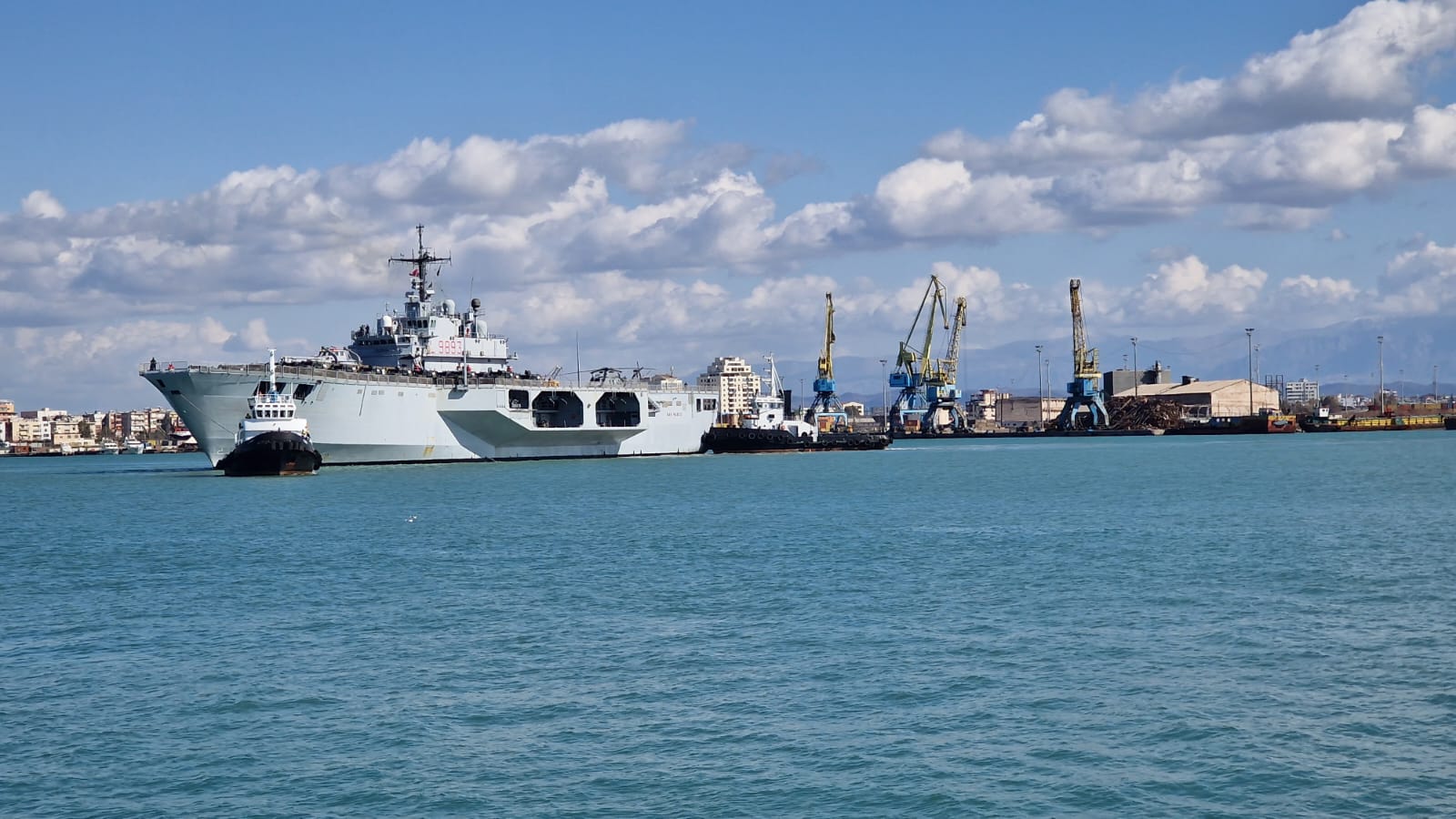 Anija e veçantë luftarake italiane “San Marco” mbërrin në portin e Durrësit, pjesë e treshes së klasit San Giorgio (VIDEO+FOTO)