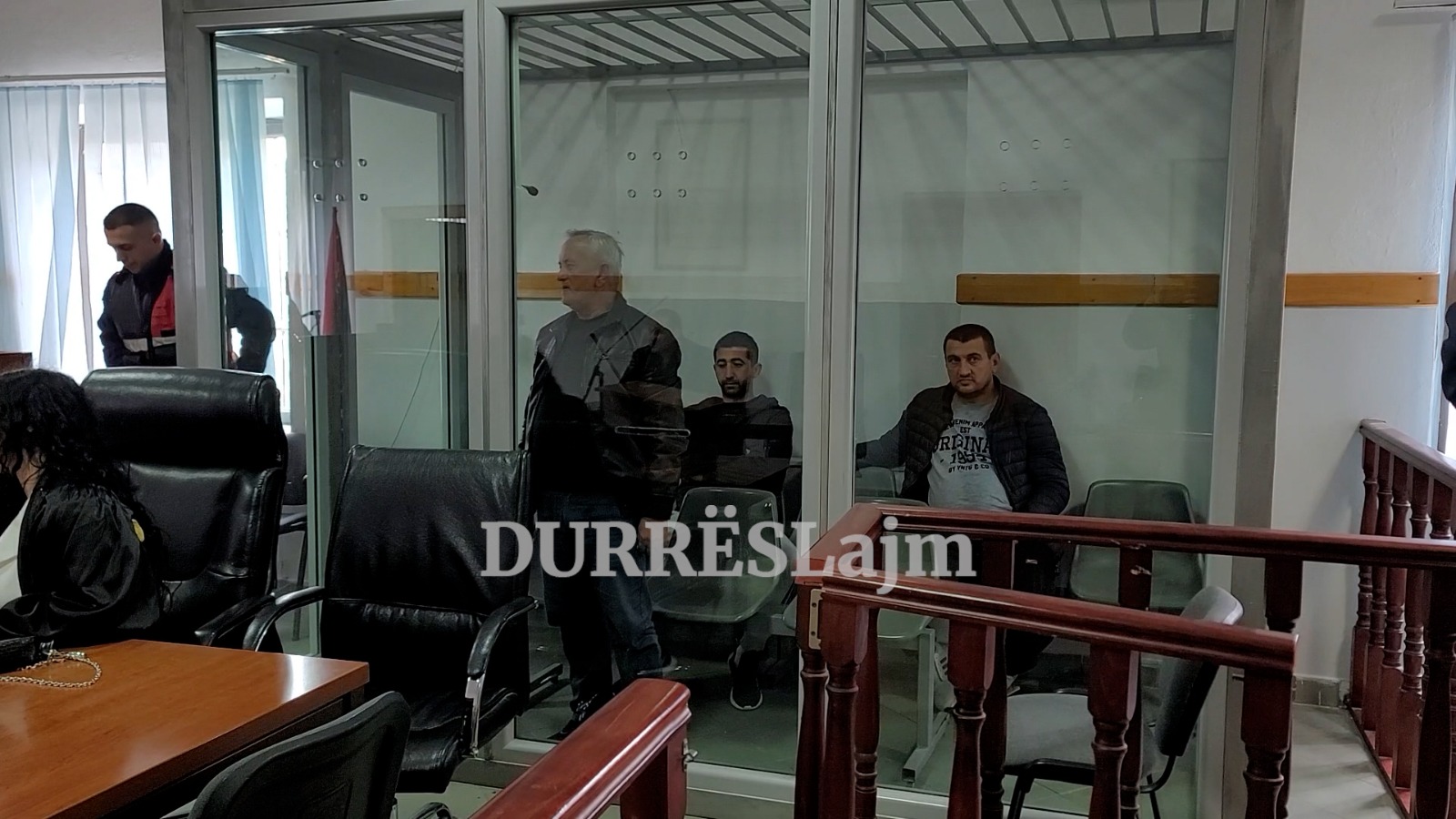 U akuzua si bashkëpunëtor në grabitjen e kambistit, Gjykata e Durrësit lë në “Detyrim paraqitje” shoferin e taksisë (VIDEO)