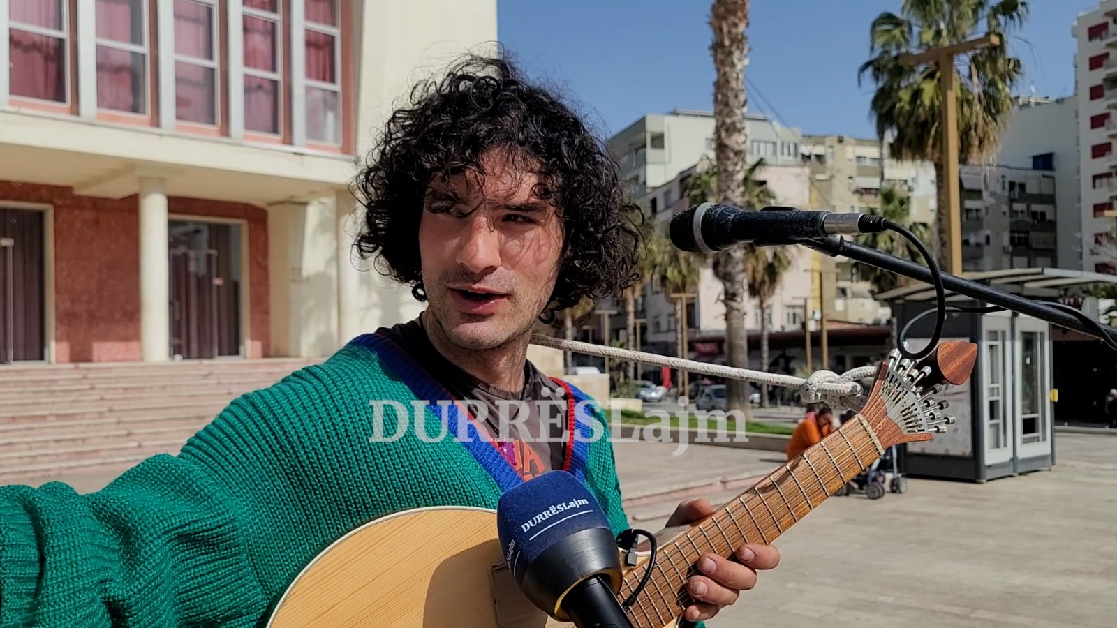 Një personazh atipik shfaqet në qendër të Durrësit (VIDEO)