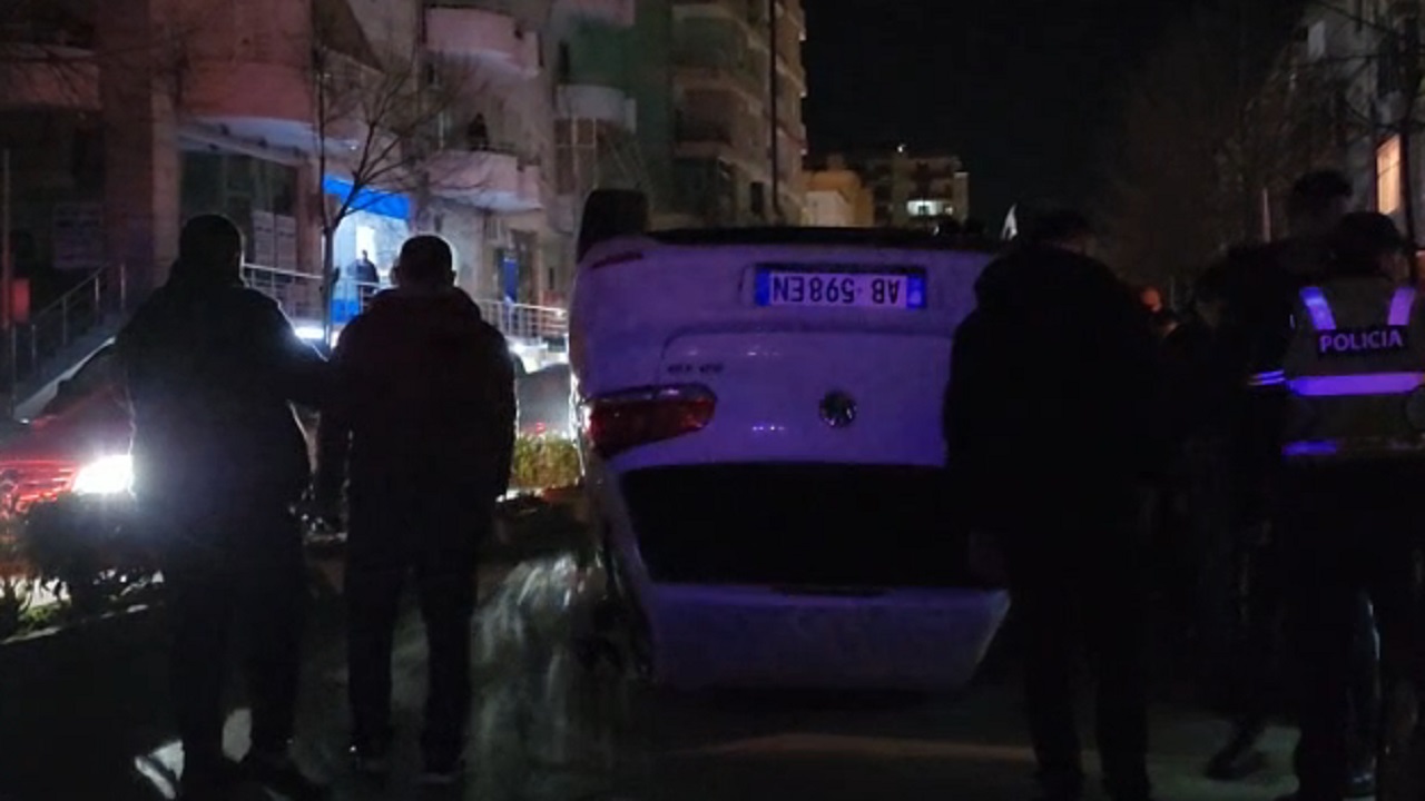 Tentoi të mos shtypte qenin në rrugë, makina kthehet përmbys