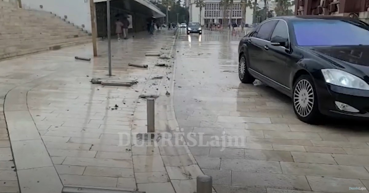 Aksident në Durrës, makina merr përpara ndarëset metalike në qendër të qytetit (VIDEO)