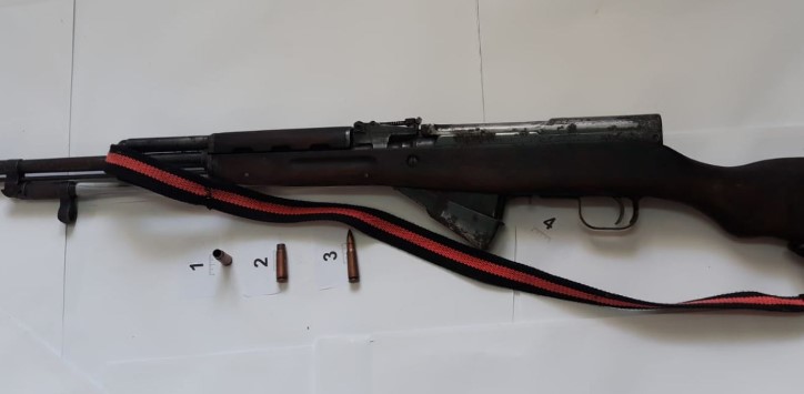 36-vjeçari kërcënon në telefon vjehrrën, policia i zbarkon në shtëpi dhe i gjen armë