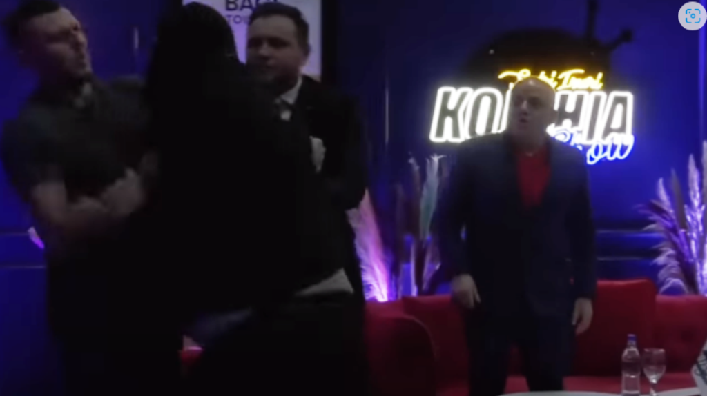 Gazetarit Artan Hoxha i bëjnë “atentat” LIVE në emision (VIDEO)