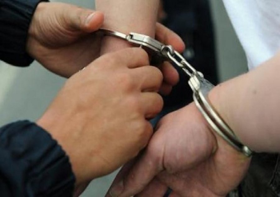 Arrestohet 23-vjeçari në kërkim nga Kruja, mbante armë në banesë bashkë me vëllezërit binjakë