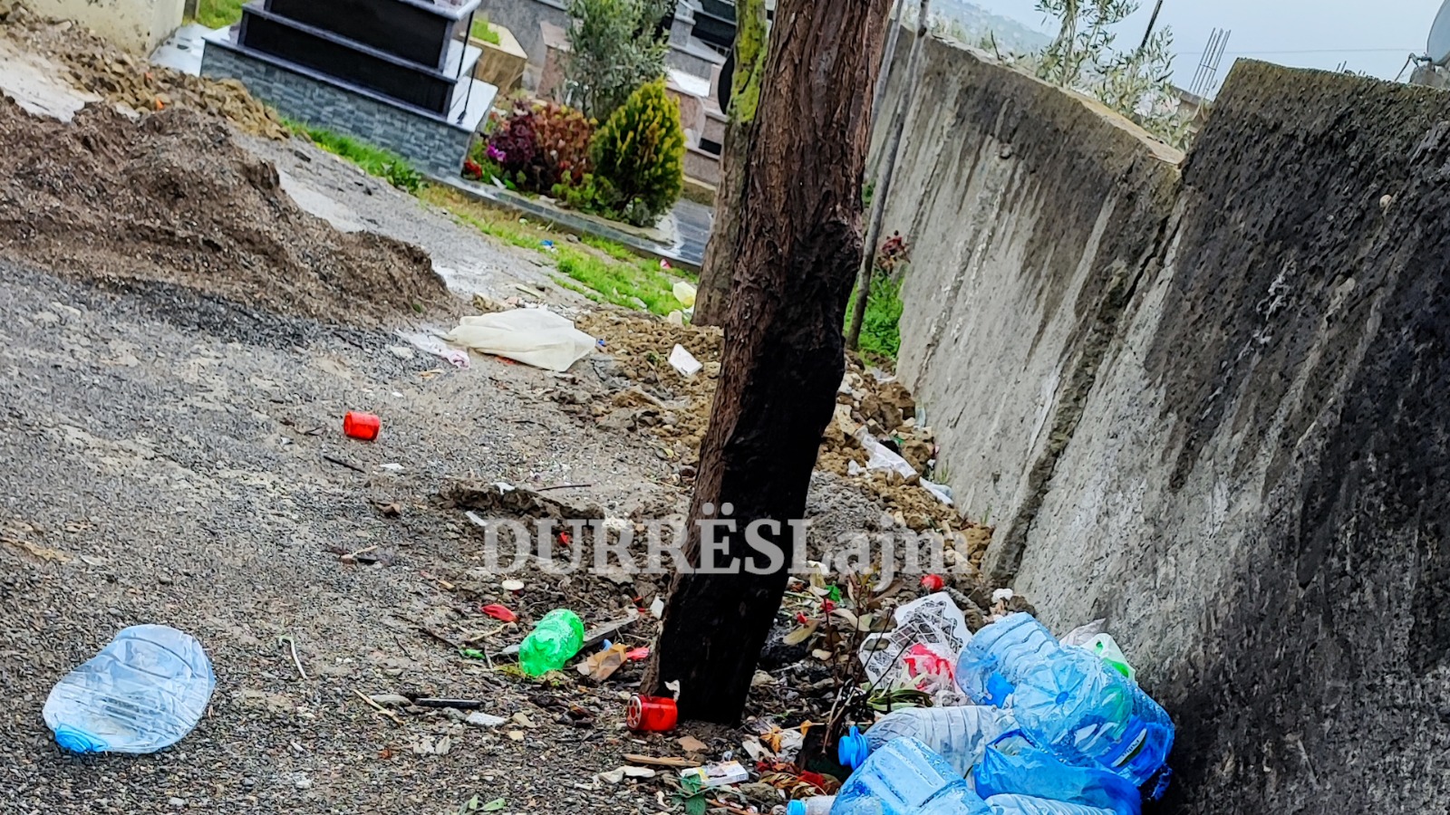 FOTOLAJM/ Varrezat e Durrësit siç nuk duhet të ishin!