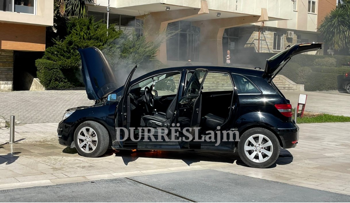 Merr flakë “Benz”-i në qendër të Durrësit, shpëton vajza që e drejtonte (VIDEO)