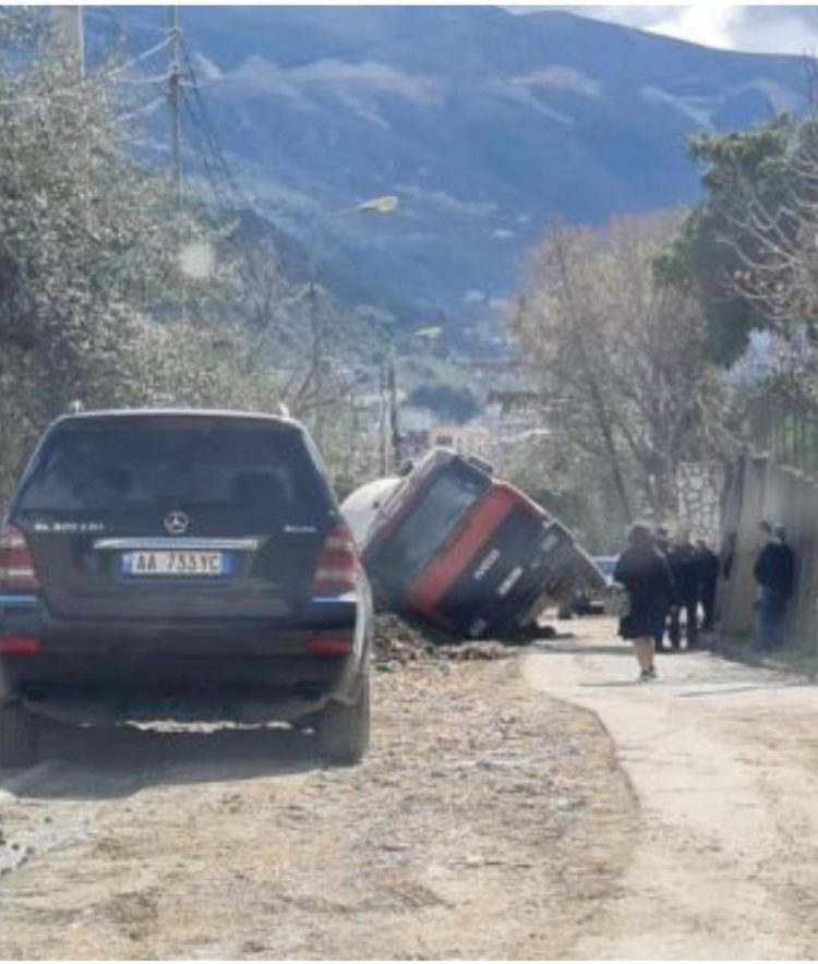 Batohet në rrugën me gropa betonierja, shpëton shoferi