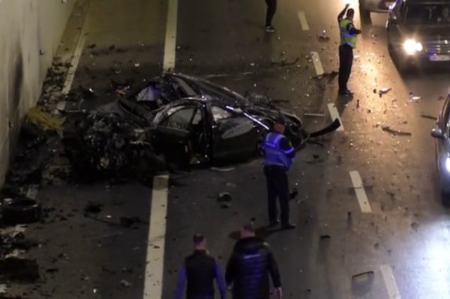 Humbën jetën në aksidentin e frikshëm/ Identifikohen dy vajzat që ishin në makinë me 20-vjeçarin