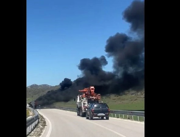 Digjet një kamion në Vlorë, bllokohet aksi rrugor