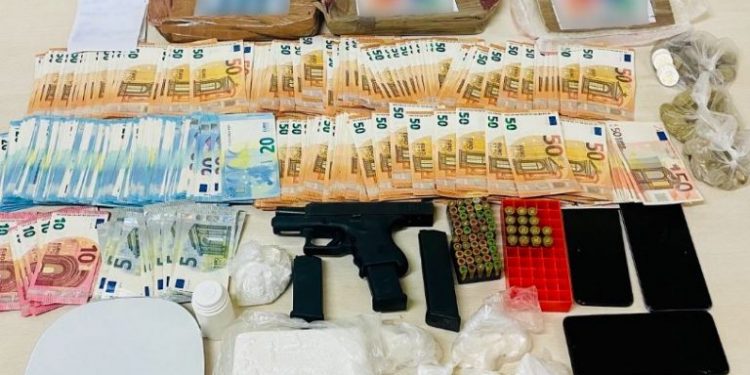 Arrestohet 41-vjeçari shqiptar në Selanik, u kap me drogë, armë dhe mijëra euro