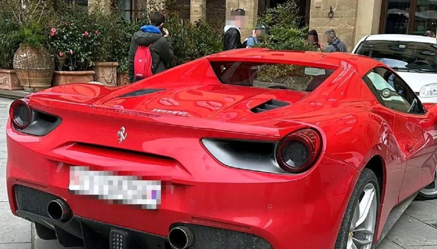 Po lëvizte me &#8220;Ferrari&#8221; në Itali, turisti amerikan gjobitet për një arsye të pazakontë