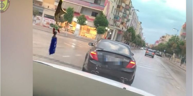 Qarkulloi me shpejtësi dhe kreu manovra të rrezikshme, e pëson i riu