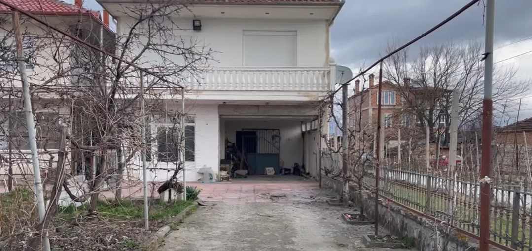 Shpërthen një granatë dore në oborrin e shtëpisë, shkak dyshohet konflikti familjar