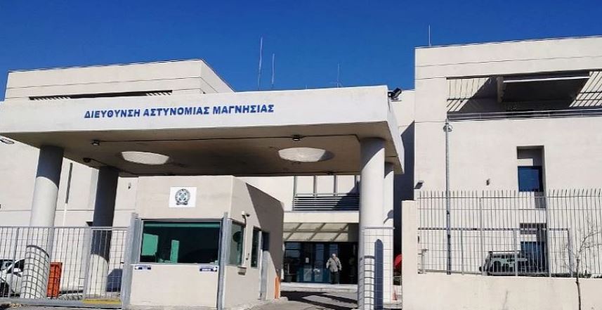 Shqiptari arratiset nga burgu në Greqi duke përdorur një kartë telefonike