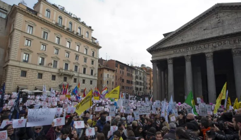 Italia nis përdorimin e ligjit kundër regjistrimit të fëmijëve të çifteve LGBTQ