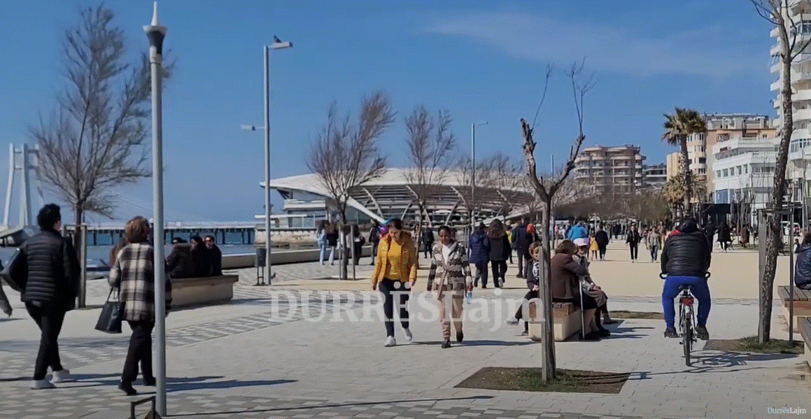 Ditë pushimi në Durrës, qytetarët shijojnë xhiron në shëtitoren “Taulantia” (VIDEO)