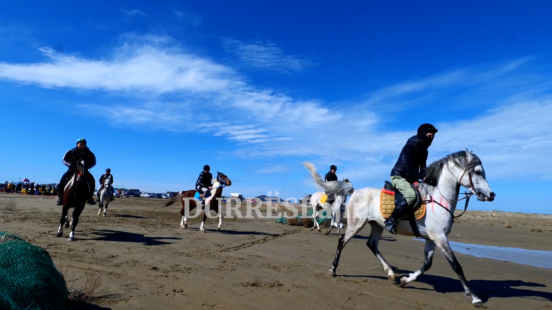 Bregdeti i Durrësit kthehet në pistë garash me kuaj (VIDEO)