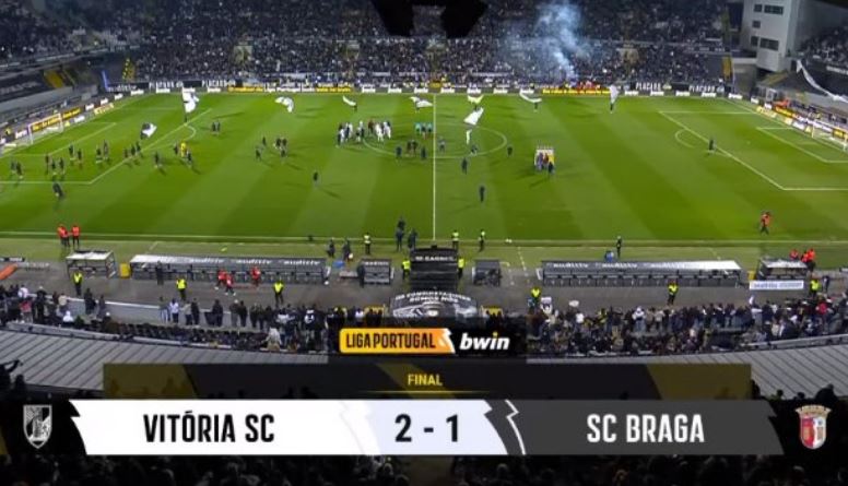 Kaos në derbi! Tifozët fluturojnë stolat në tribunë, shpërthen sherri edhe mes lojtarëve