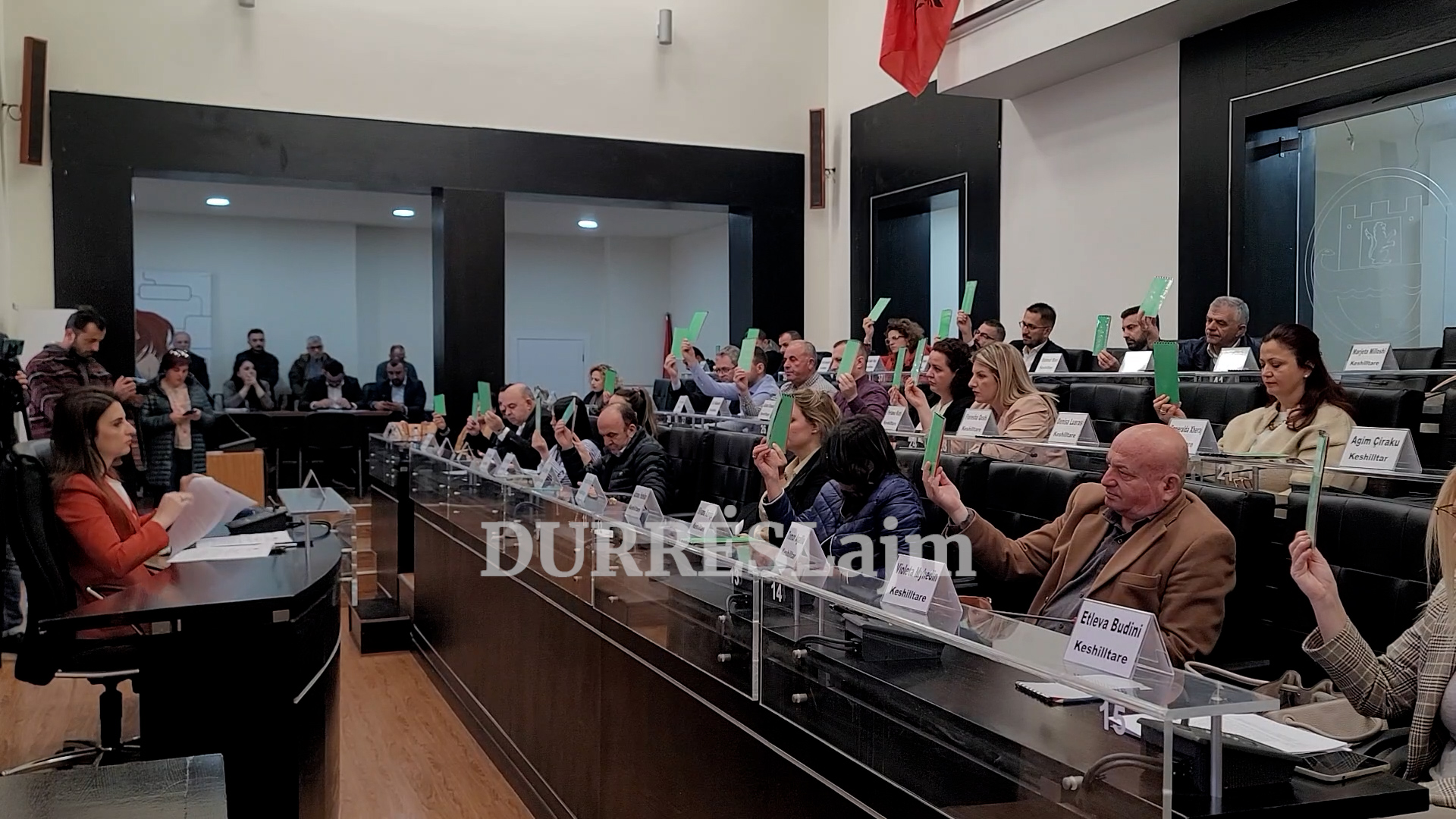 Durrës, miratohet shtyrja e pagesës së taksave dhe tarifave vendore më 31 maj. Ja të gjitha pikat e miratuara në mbledhjen e KB-së (VIDEO)