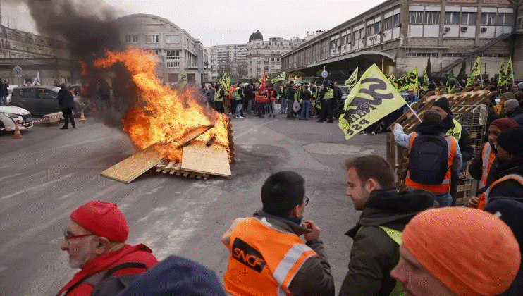 Vijojnë protestat në Francë/ Marrin pjesë 2 milionë protestues, 175 policë të plagosur