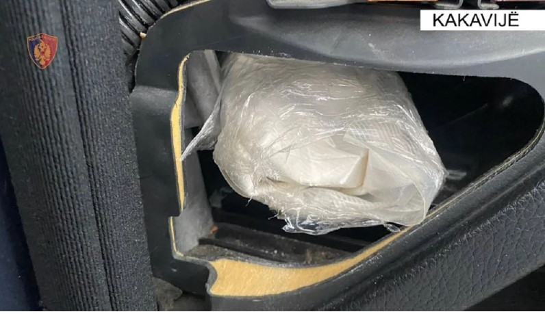 Tentoi të trafikonte drejt Greqisë një pako me kokainë të fshehur në makinë, në pranga 64-vjeçari