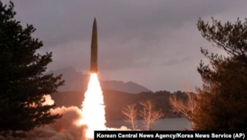 Koreja e Veriut, raketë ndërkontinentale në përgjigje të stërvitjeve SHBA-Koreja e Jugut