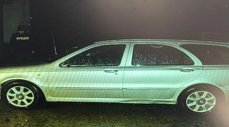 Kërcënoi me armë qytetarin dhe i mori automjetin, shpallet në kërkim 22-vjeçari