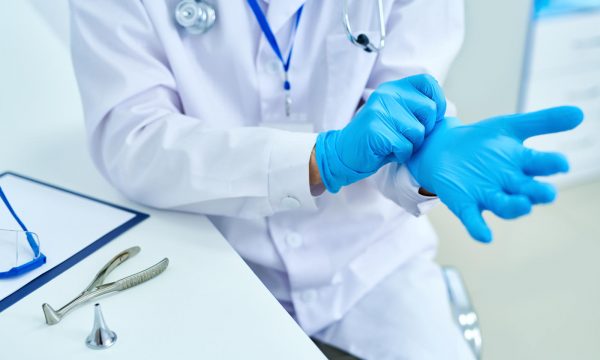 Goditën për shkak të detyrës dy mjekë, arrestohet 31-vjeçari, në kërkim vëllai