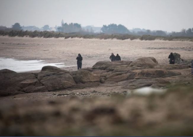 Dalja e pakove të kokainës në bregdet, “narko-turistët” me makina luksi kërkojnë në plazhet franceze