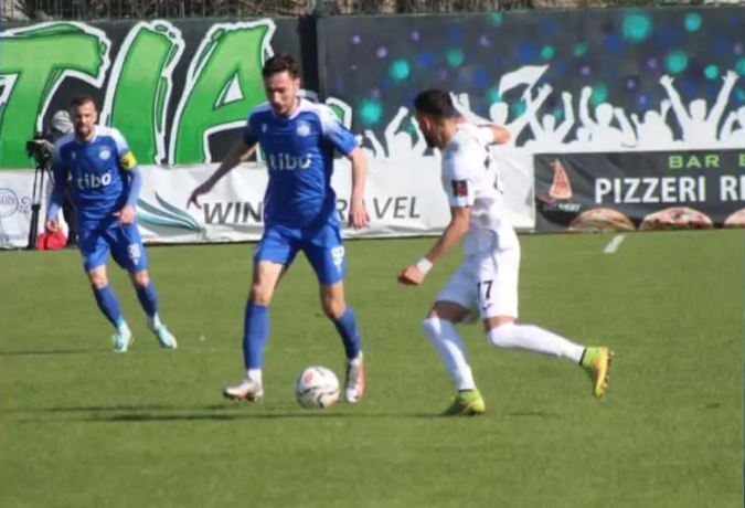 Egnatia dhe Teuta ndajnë pikët në Rrogozhinë, tension në tribuna dhe penallti e humbur