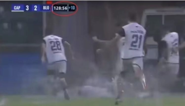 Nuk është parë kurrë në historinë e futbollit, arbitrat japin 42 minuta shtesë në ndeshjen e pazakontë