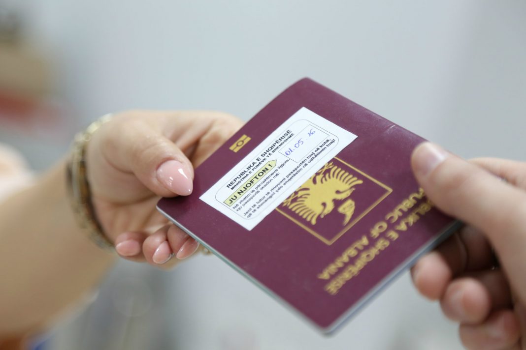 554 mijë shqiptarë kanë marrë pasaporta në vendet e Bashkimit Evropian që nga viti 2002