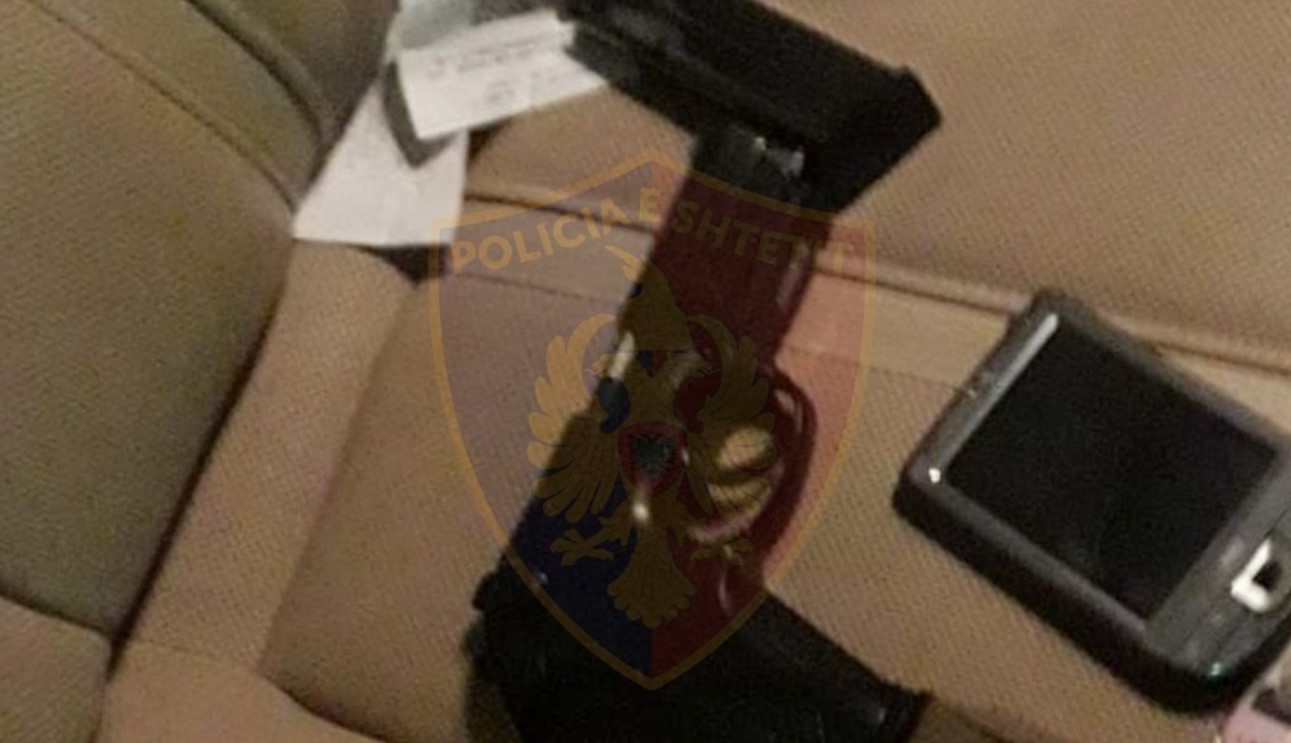 Qarkullonte me pistoletë të fshehur në kroskotin e makinës, arrestohet 41-vjeçari