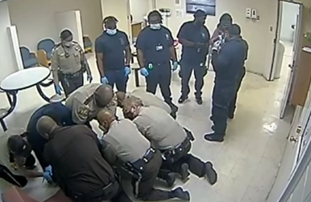 Një tjetër afroamerikan humb jetën në duart e policëve, ngrihen akuza penale edhe ndaj 3 mjekëve