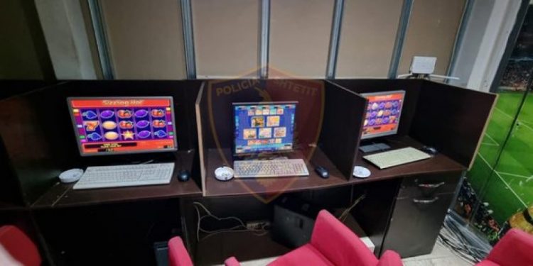 Iu gjetën makineri lojërash fat në lokal, në pranga 39-vjeçari