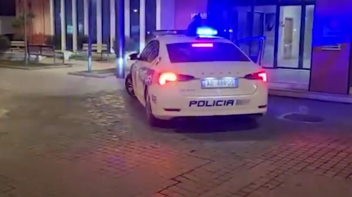EMRI/ 41-vjeçari i nxjerr kallashin familjes në Tiranë, ndërhyn policia (VIDEO)