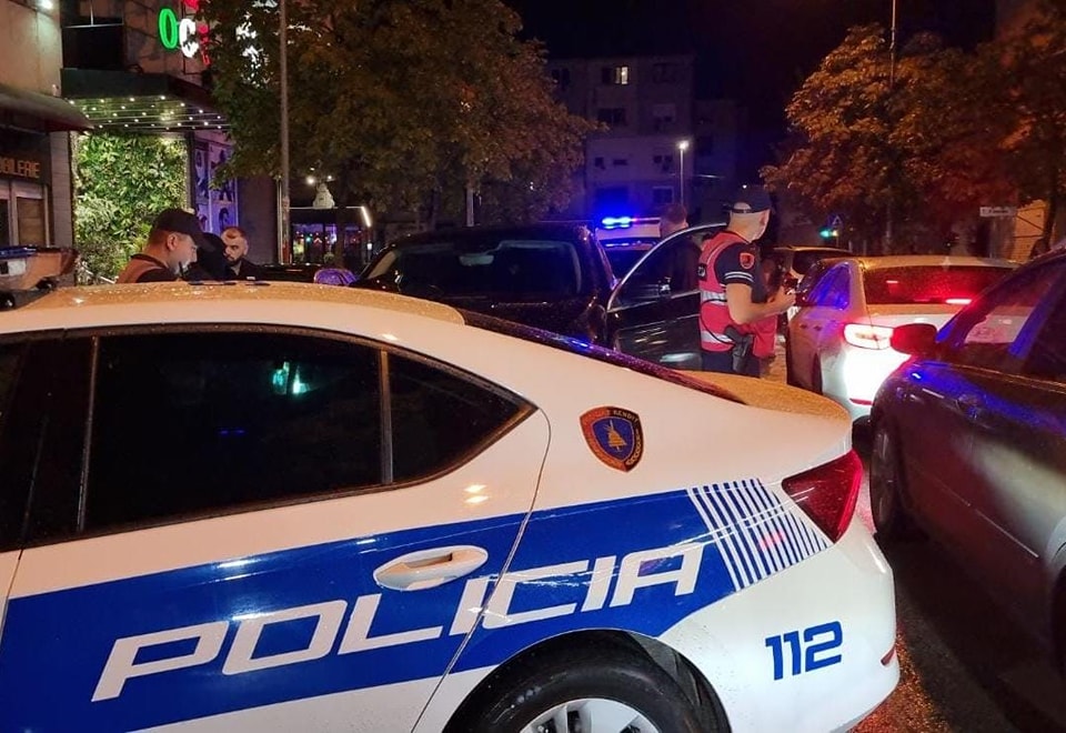 Tapë në timon, 42-vjeçari rrezikon policët në përpjekje për t’u arratisur