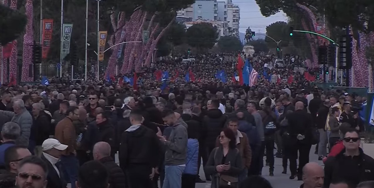 “Ngrihu kundër të keqes për vendin tënd”/ Opozita proteston para Kryeministrisë (VIDEO LIVE)