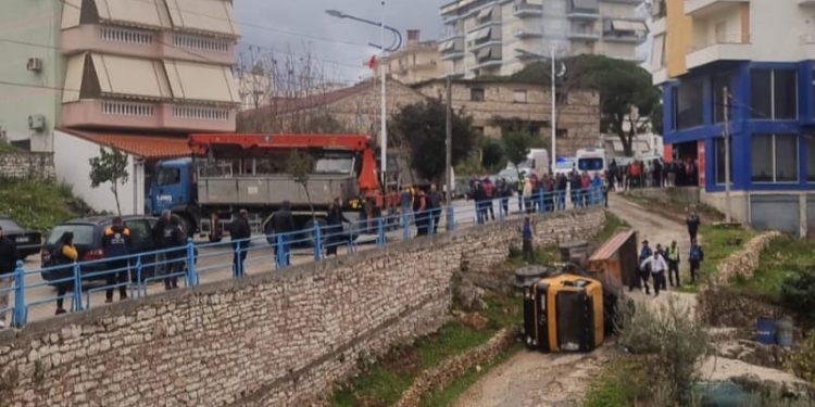 Përmbyset kamioni dhe zë poshtë shoferin, humb jetën 53-vjeçari