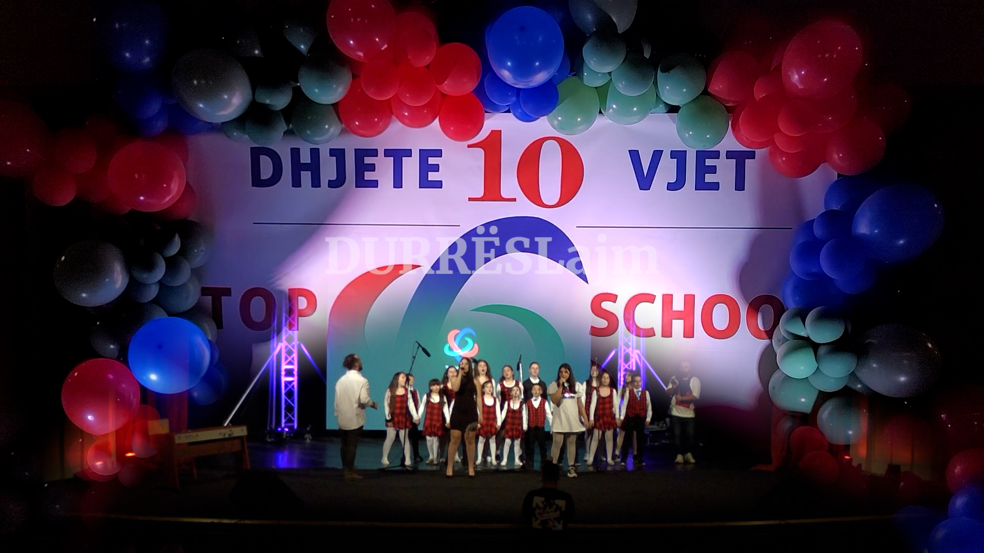 “Top school” feston 10-vjetorin e themelimit, prefekti Jani: Është shndërruar në një nga shkollat elitare të Durrësit (VIDEO)